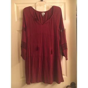 Maroon tiered boho style dress w/ lace detailing